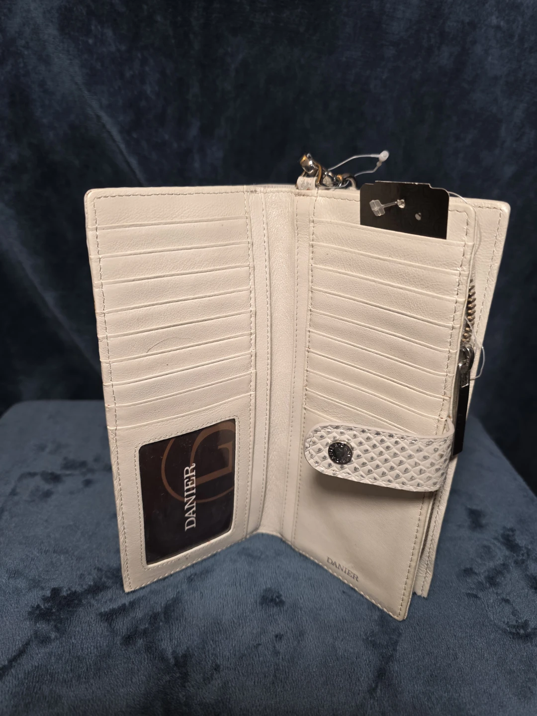 Danier Beige Snakeskin Wallet 🥕 - photo 3