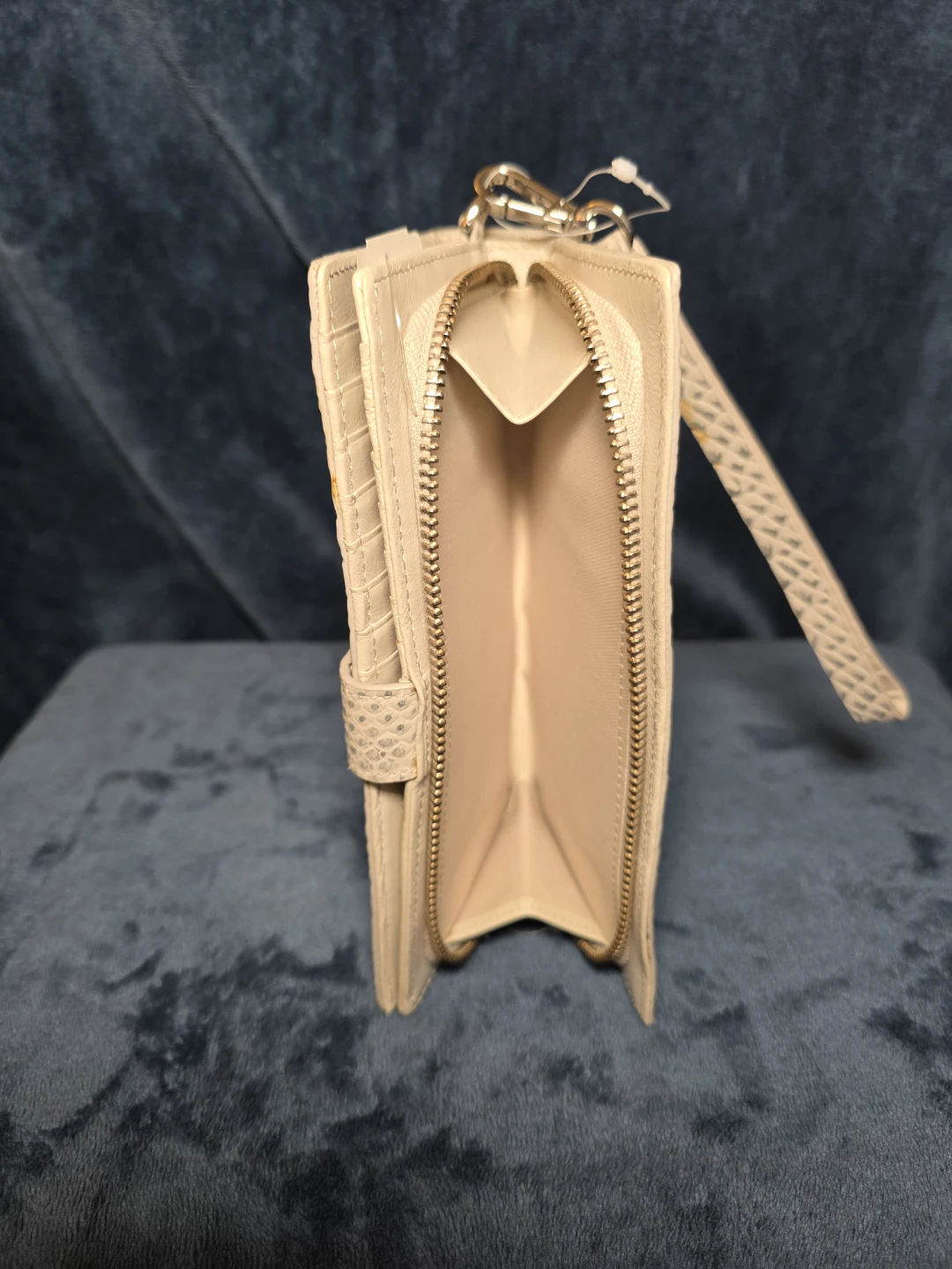 Danier Beige Snakeskin Wallet 🥕 - photo 4