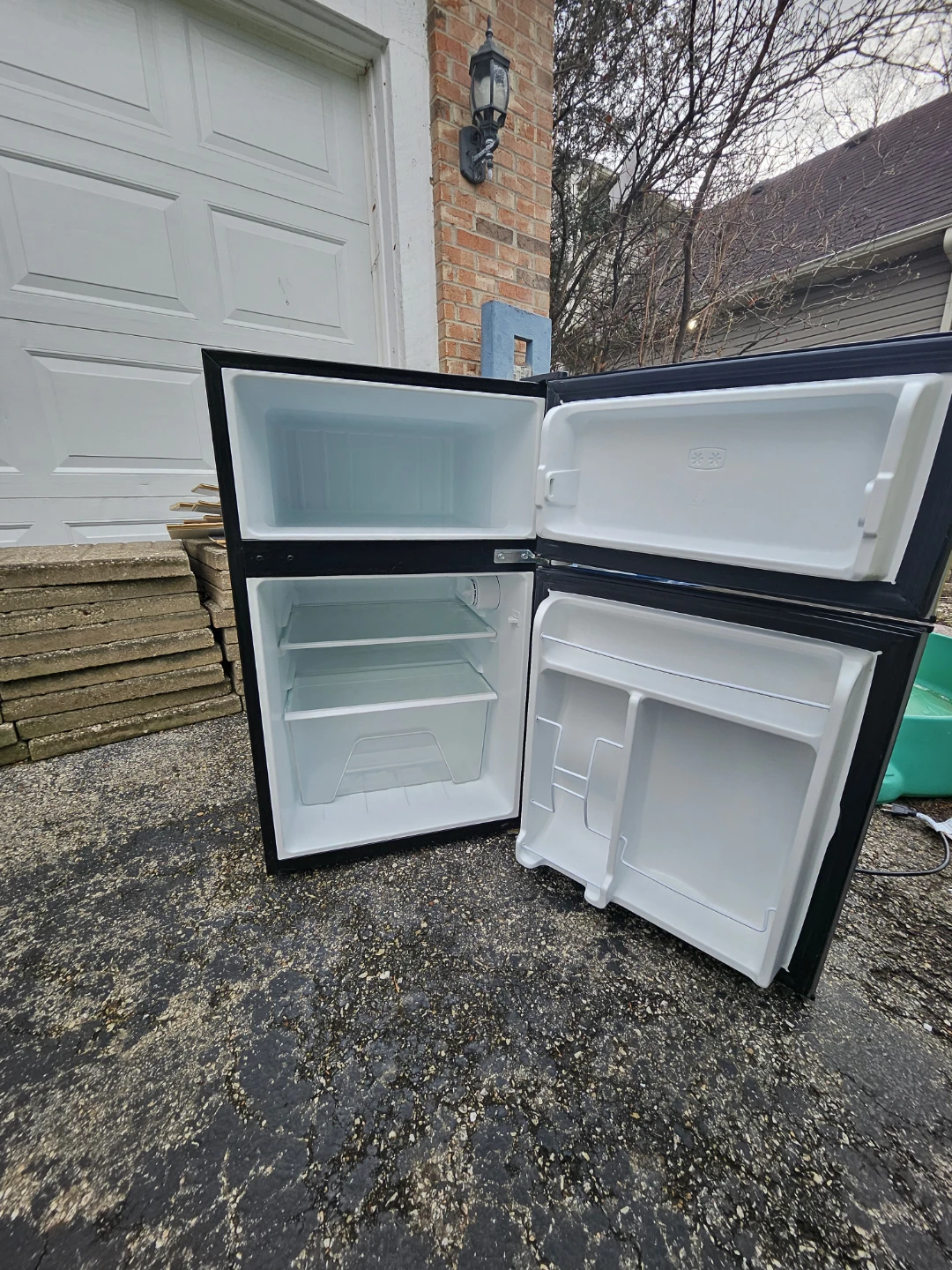 Whirlpool Compact Refrigerator - photo 3