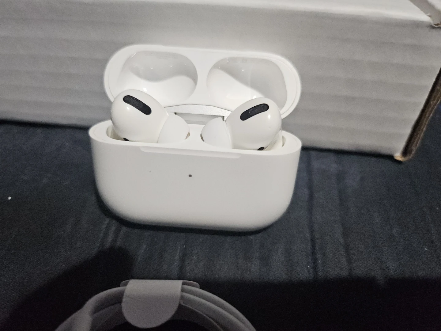 Apple AirPods Pro with Charging Case - photo 3