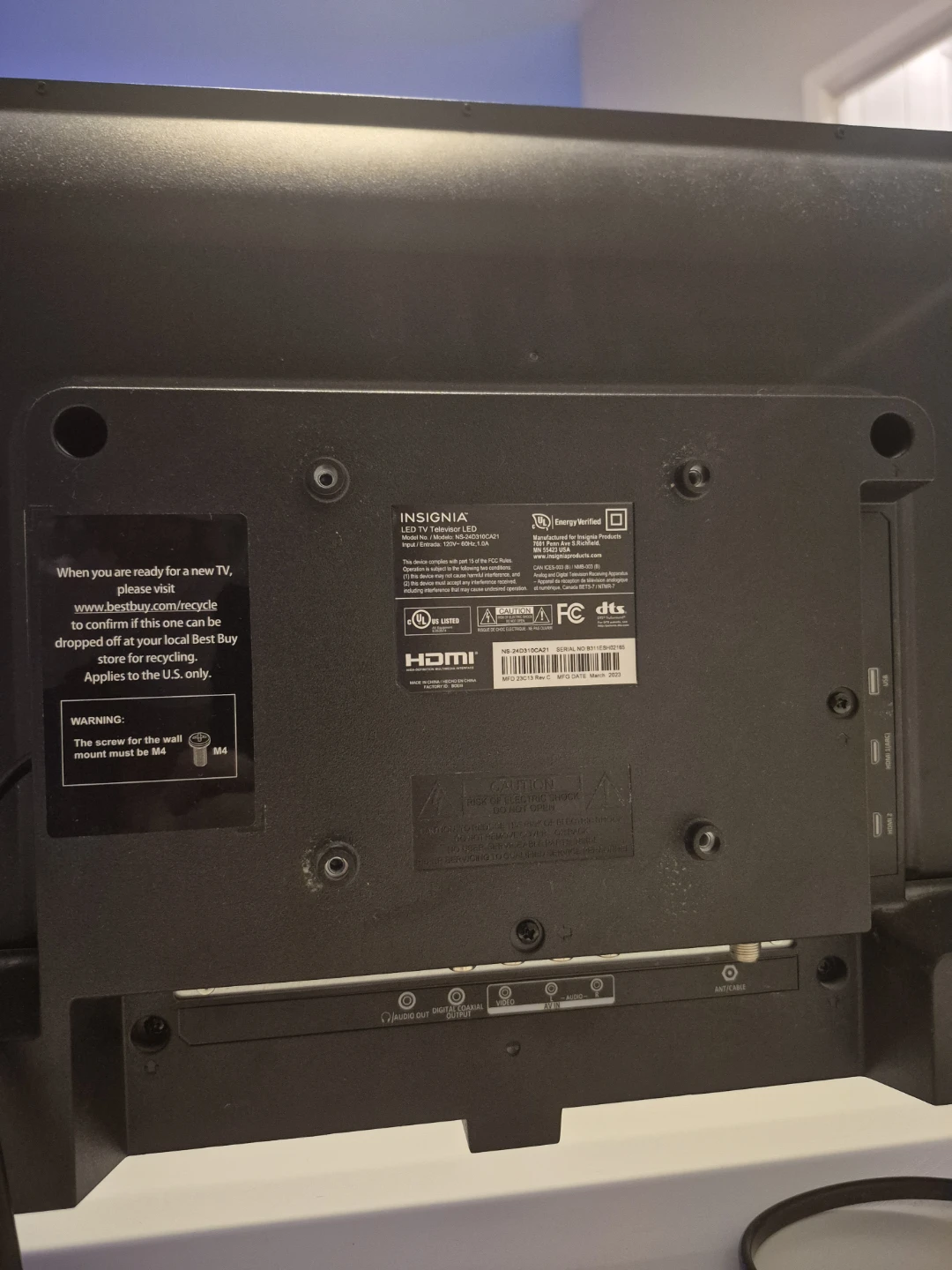 Insignia 24" HD LED TV - photo 2