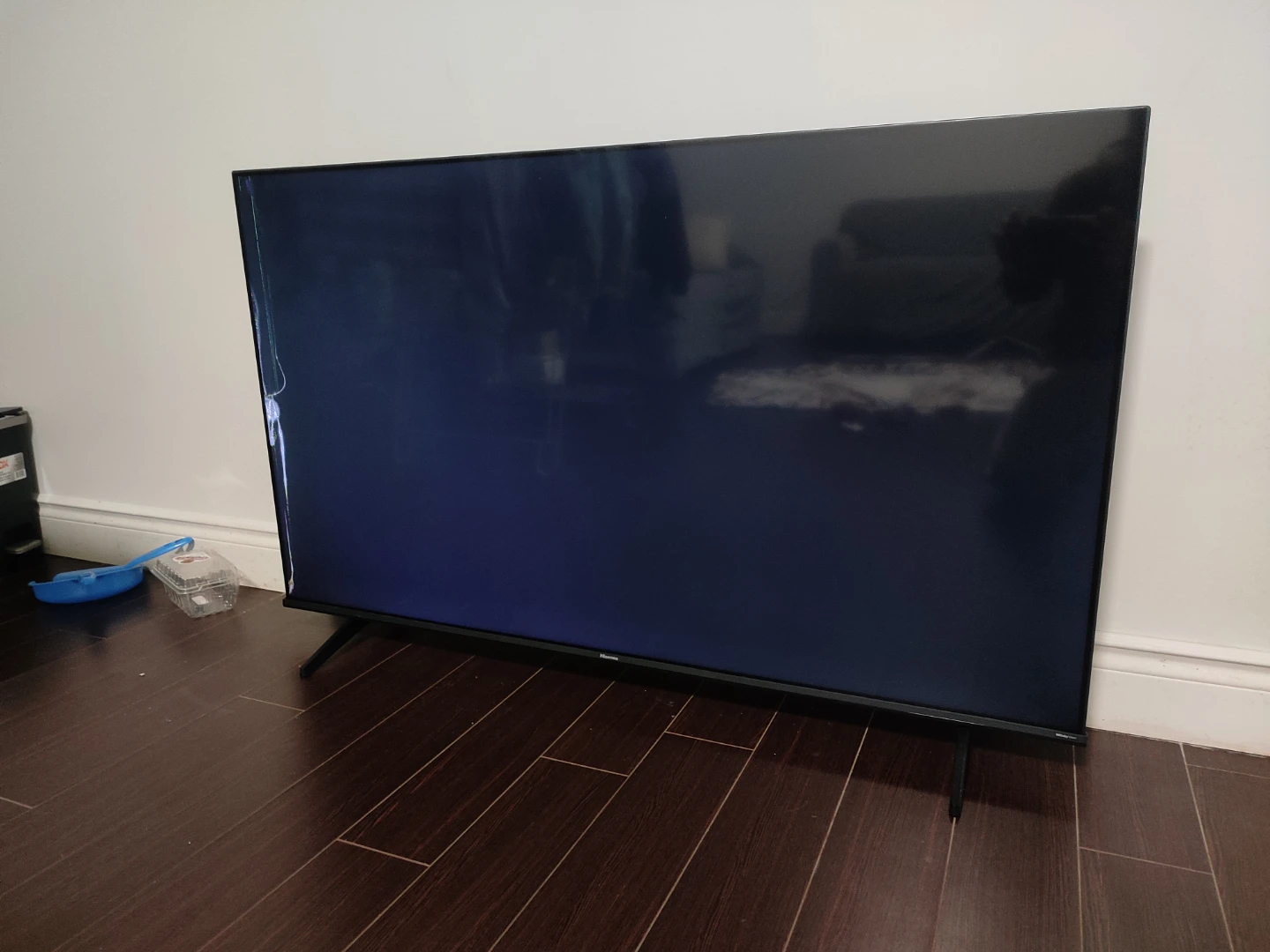 Hisense 55" 4K Google TV 55QD6N broken screen for parts - photo 2