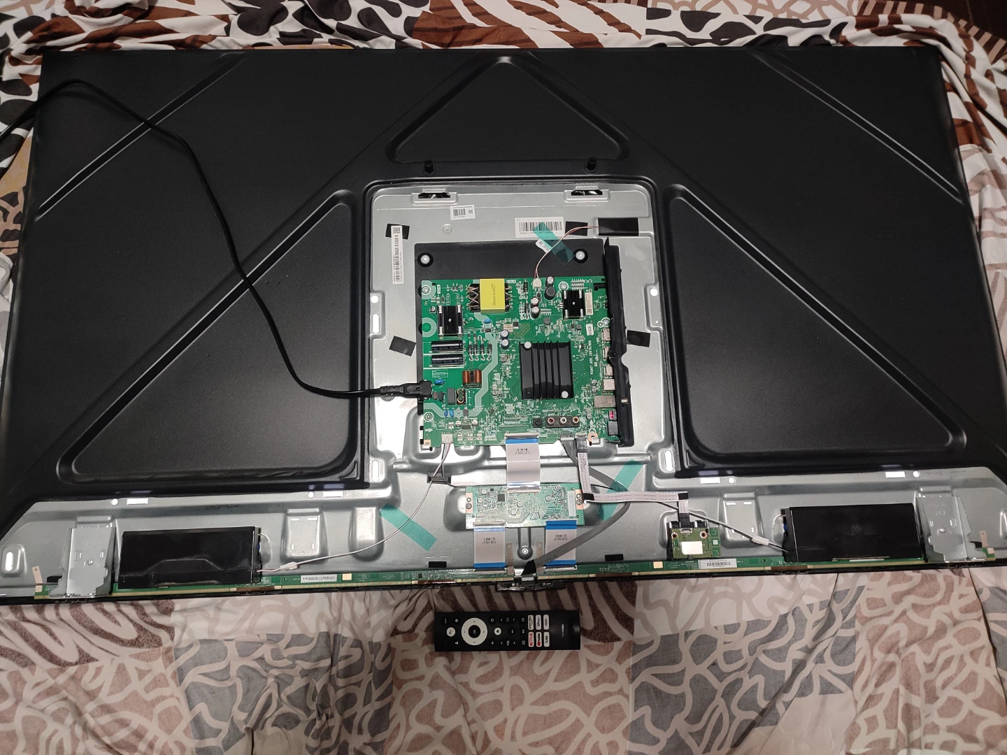 Hisense 55" 4K Google TV 55QD6N broken screen for parts - photo 4