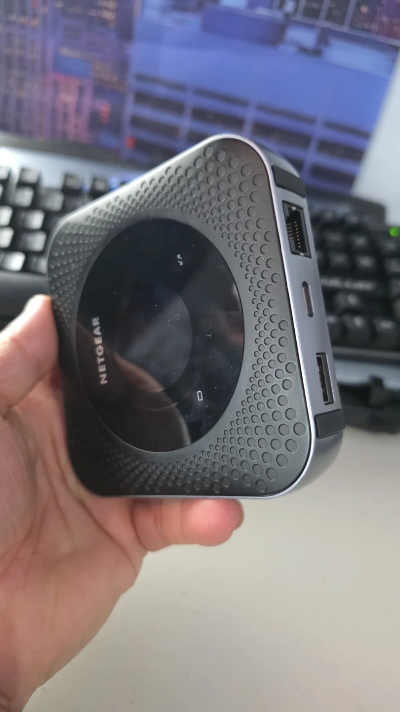 Netgear Nighthawk M6 Pro 5G WiFi 6E Mobile Router - photo 4