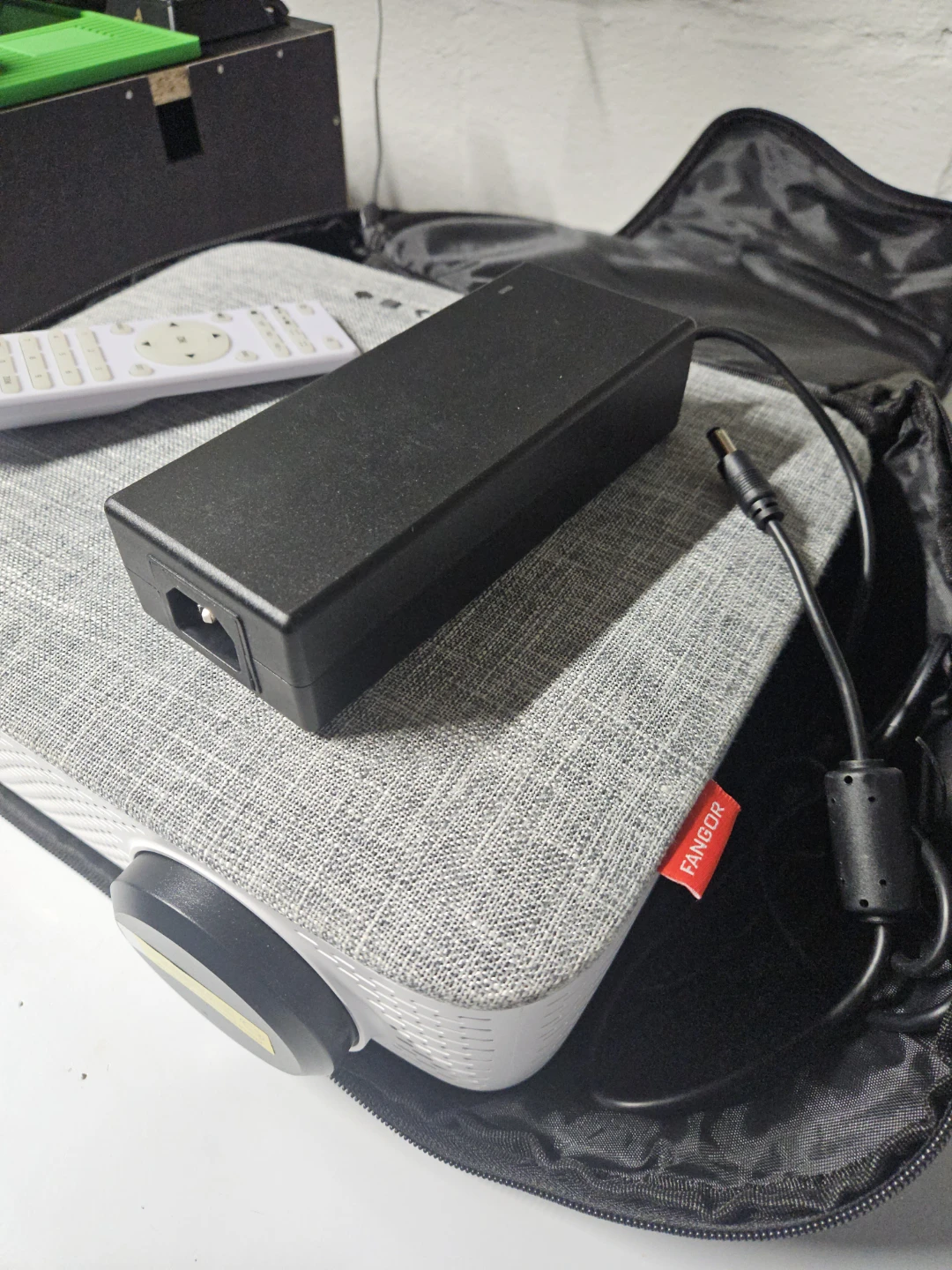 Fangor Projector with Remote & Charger - photo 2