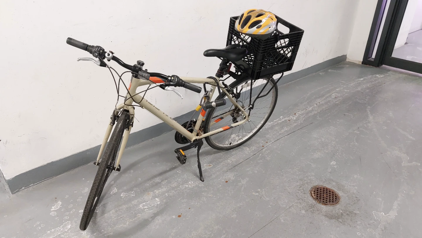 Raleigh Hybrid Bike with Rear Basket and Helmet - photo 3