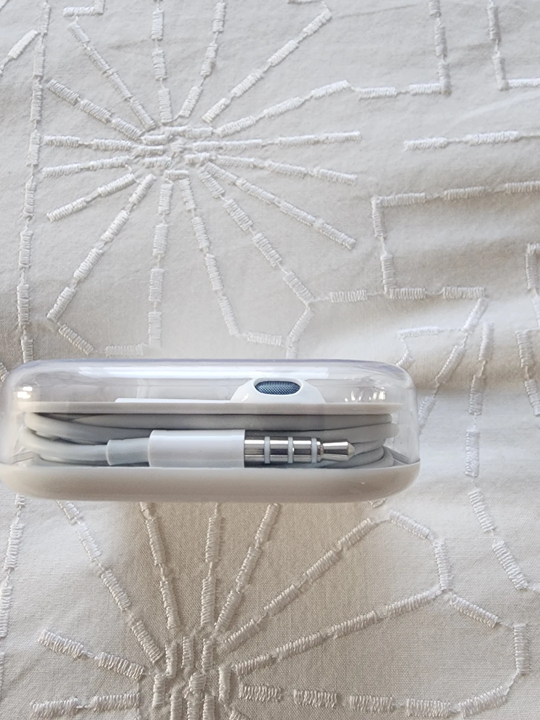 New Apple EarPods with 3.5mm Headphone Plug - photo 2