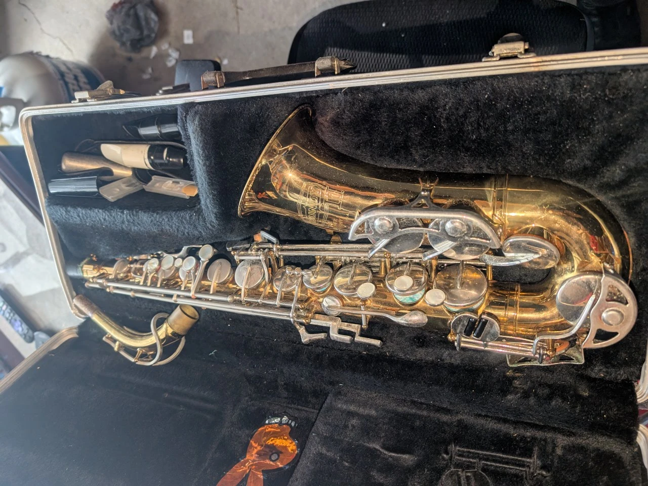 Saxophone with Case - photo 3