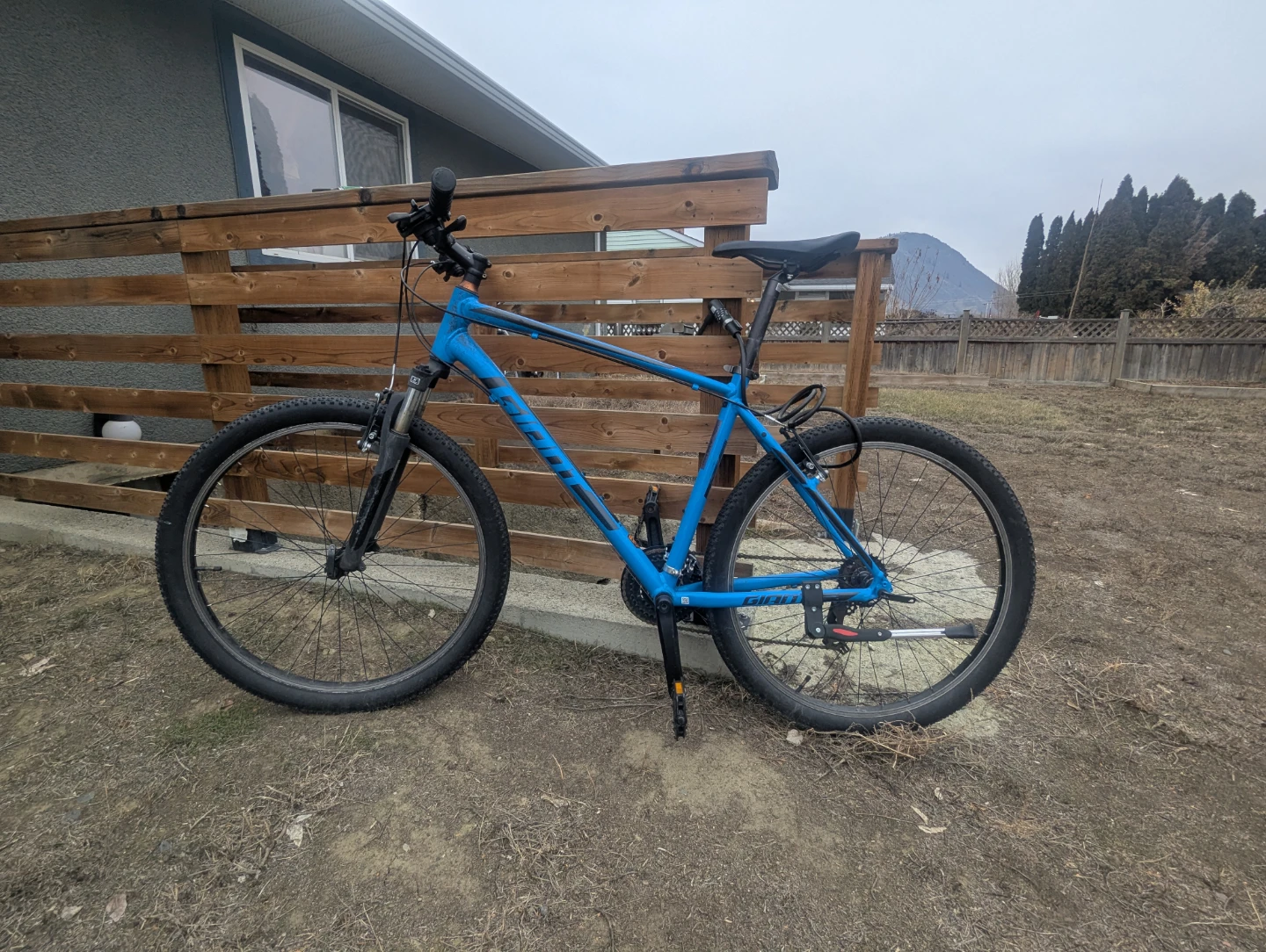 Giant ATX 27.5 Mountain Bike & Helmet
