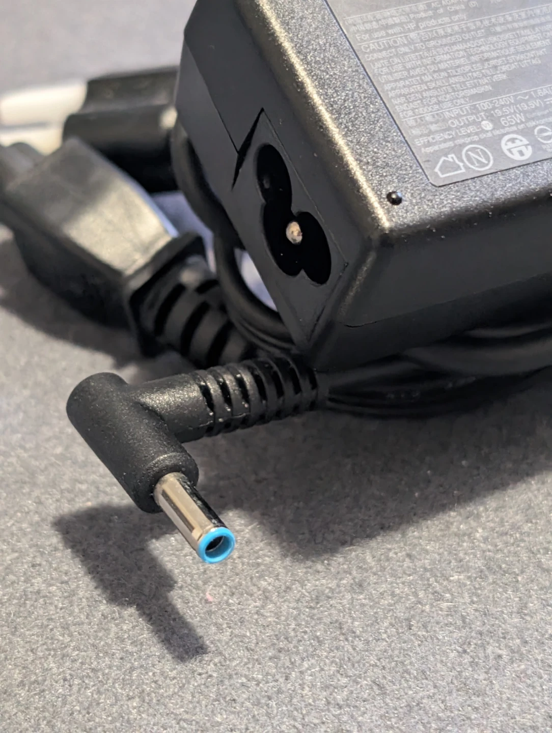 HP 65W Smart AC Power Adapter (Blue Tip) - photo 4