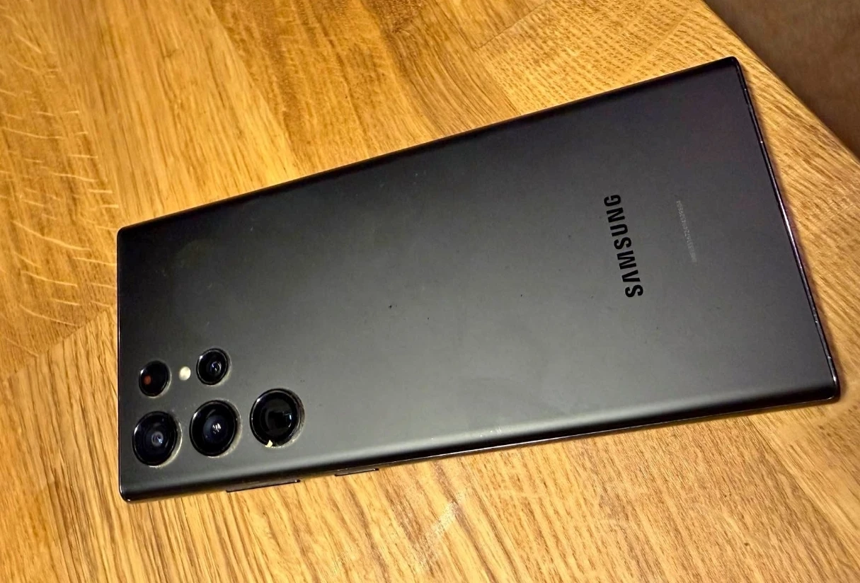 Samsung s22 ultra 128gb  with case , charger