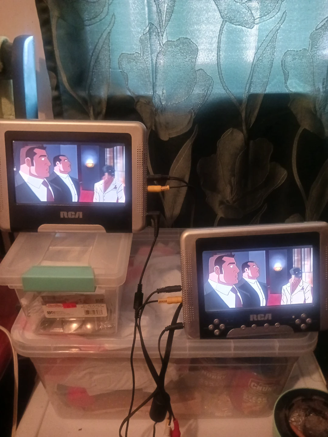 RCA dvd with two screens and joyoad controller