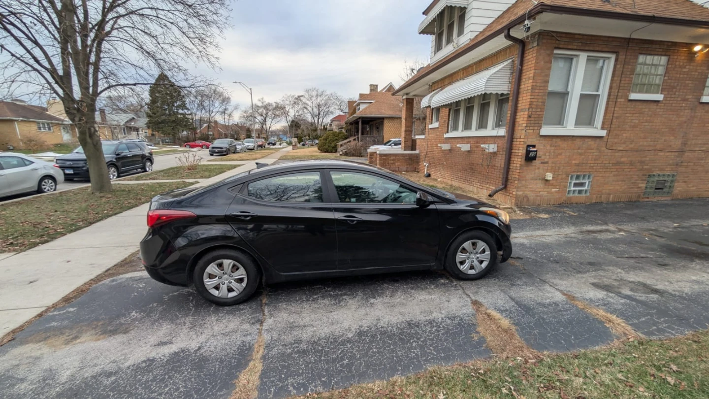 Hyundai Elantra - Black Sedan - photo 2