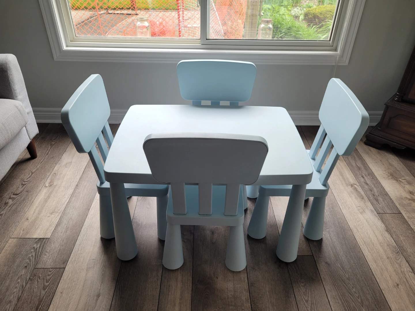 Kids table with 4 chairs - photo 2