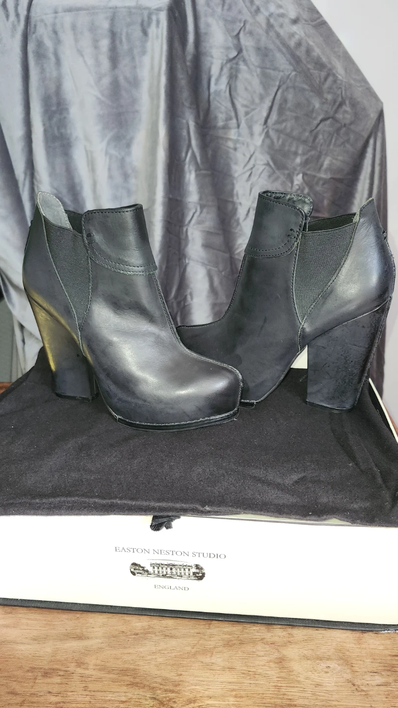 LEON MAX Black Leather Ankle Boots Size 7.5M