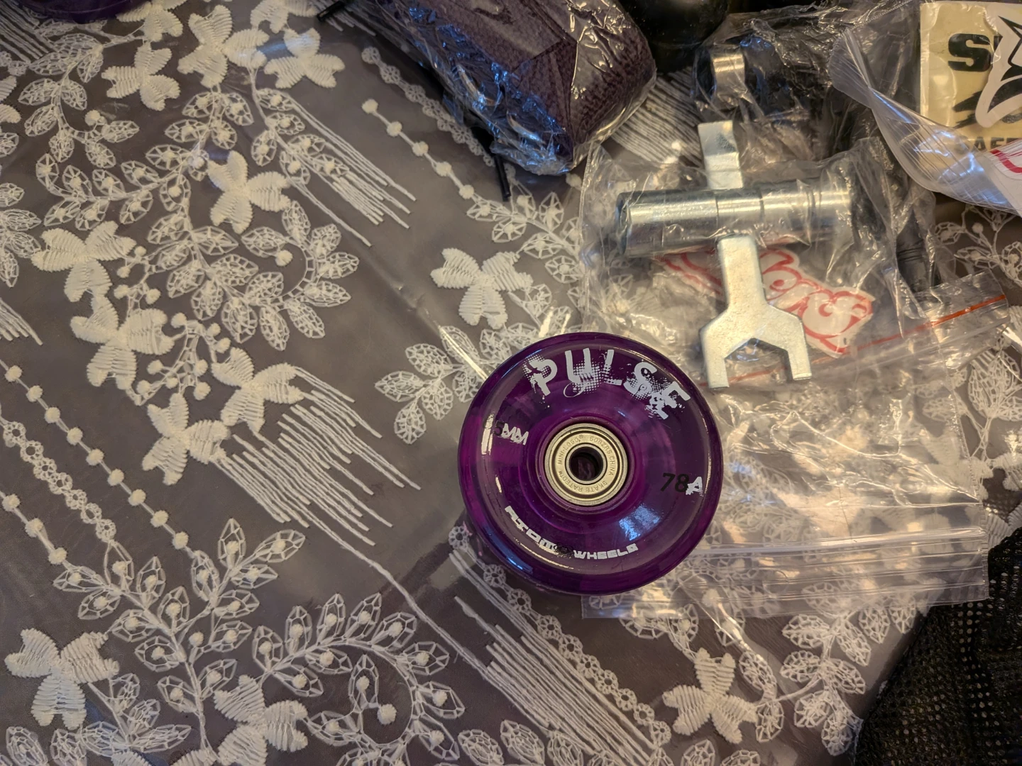 Dominion Roller Skates with E xtra Wheels & tools - photo 3