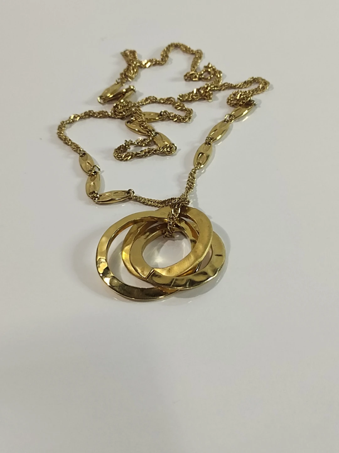 Gold Tone Necklace with Interlocking Rings
