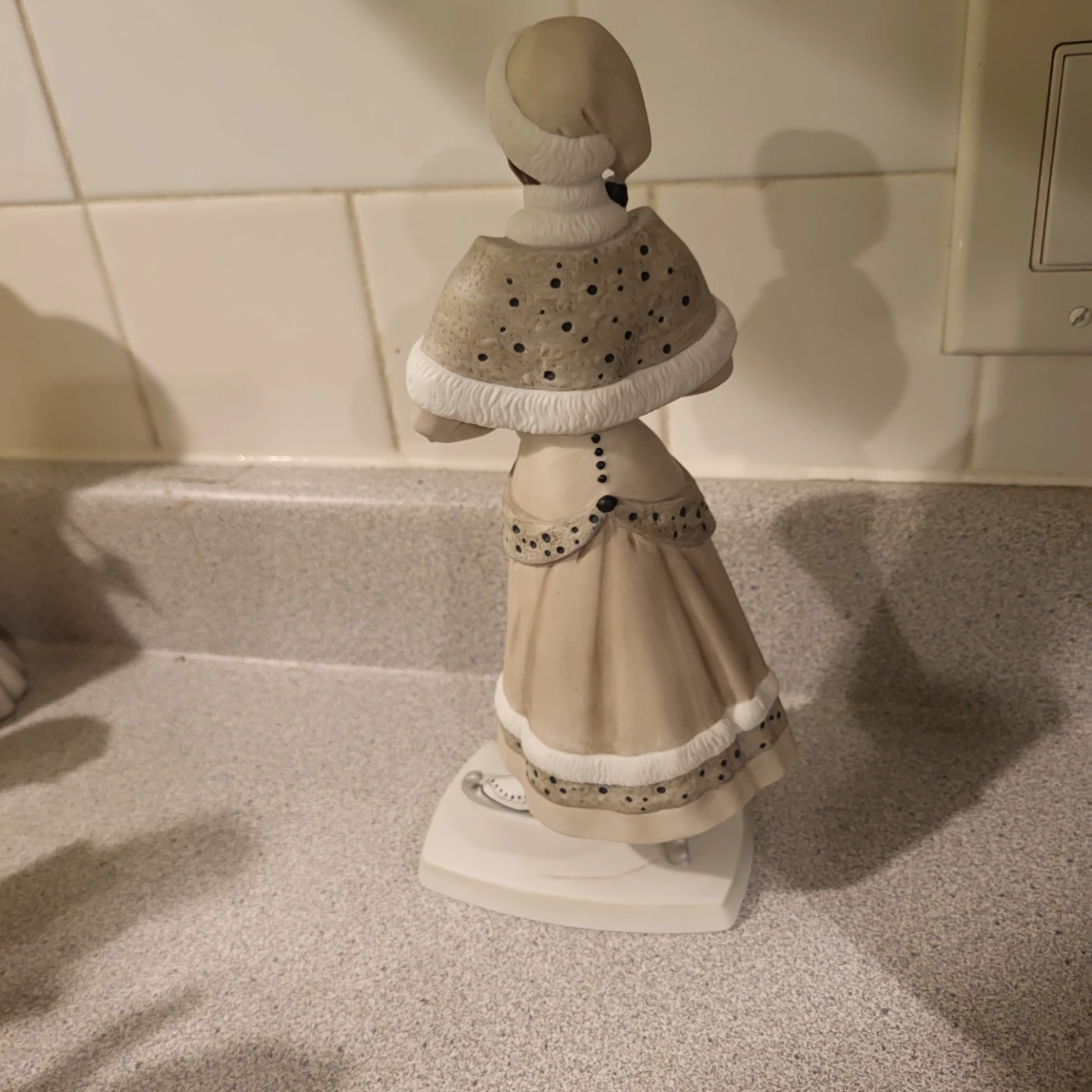 Avon Canada 100th Anniversary Figurine - photo 2