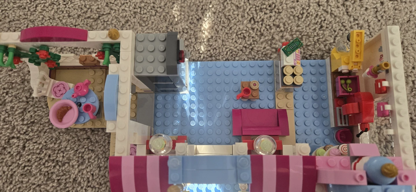 LEGO Friends Cupcake Cafe - photo 2