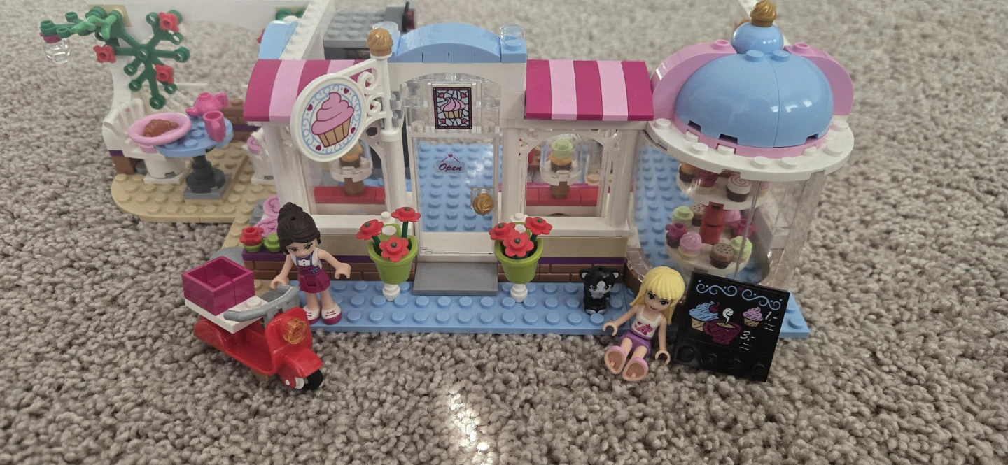 LEGO Friends Cupcake Cafe - photo 3