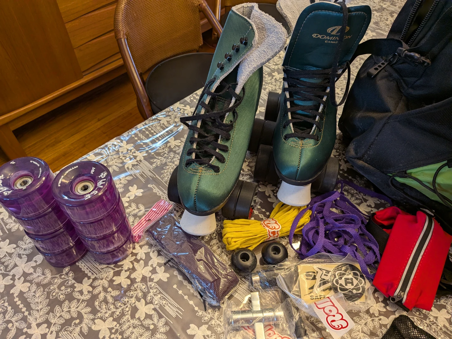 Dominion Roller Skates with E xtra Wheels & tools - photo 2
