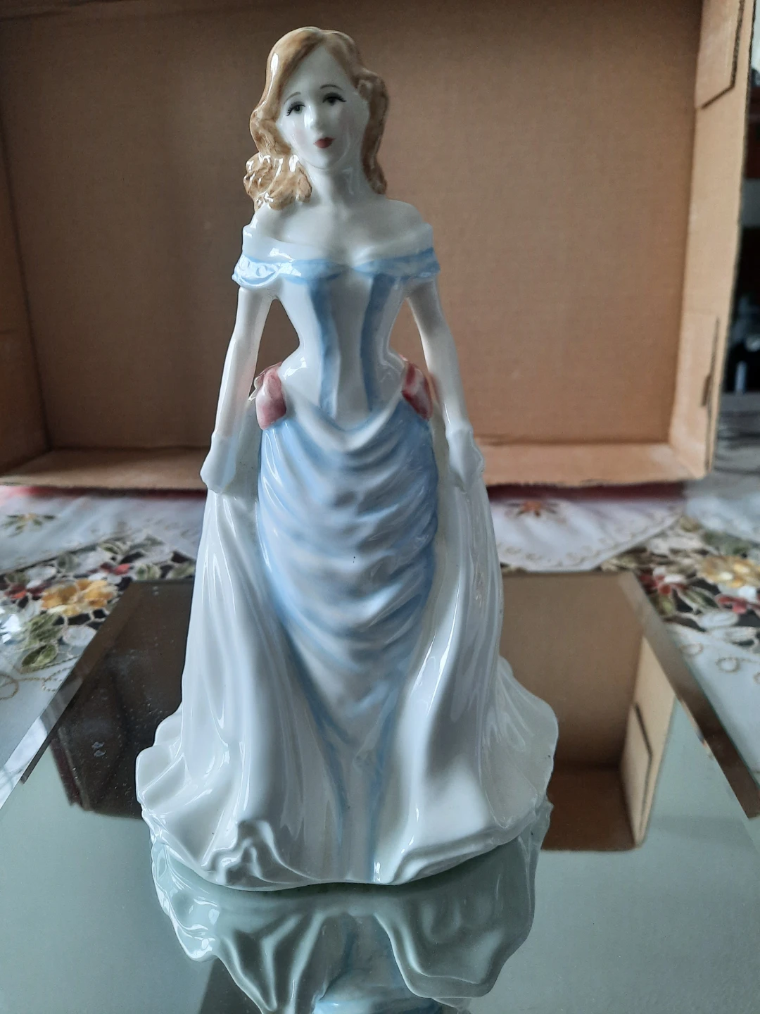Royal Doulton Kirsten HN 4101 Figurine - photo 2