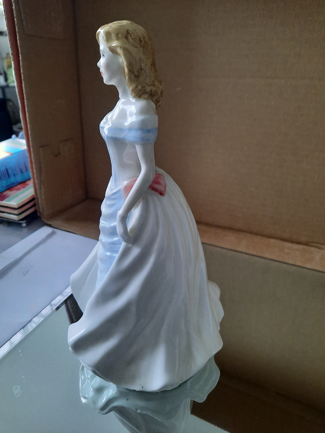 Royal Doulton Kirsten HN 4101 Figurine - photo 4