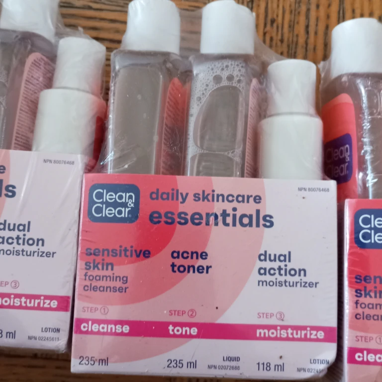 Clean & Clear Daily Skincare Essentials Set - photo 2