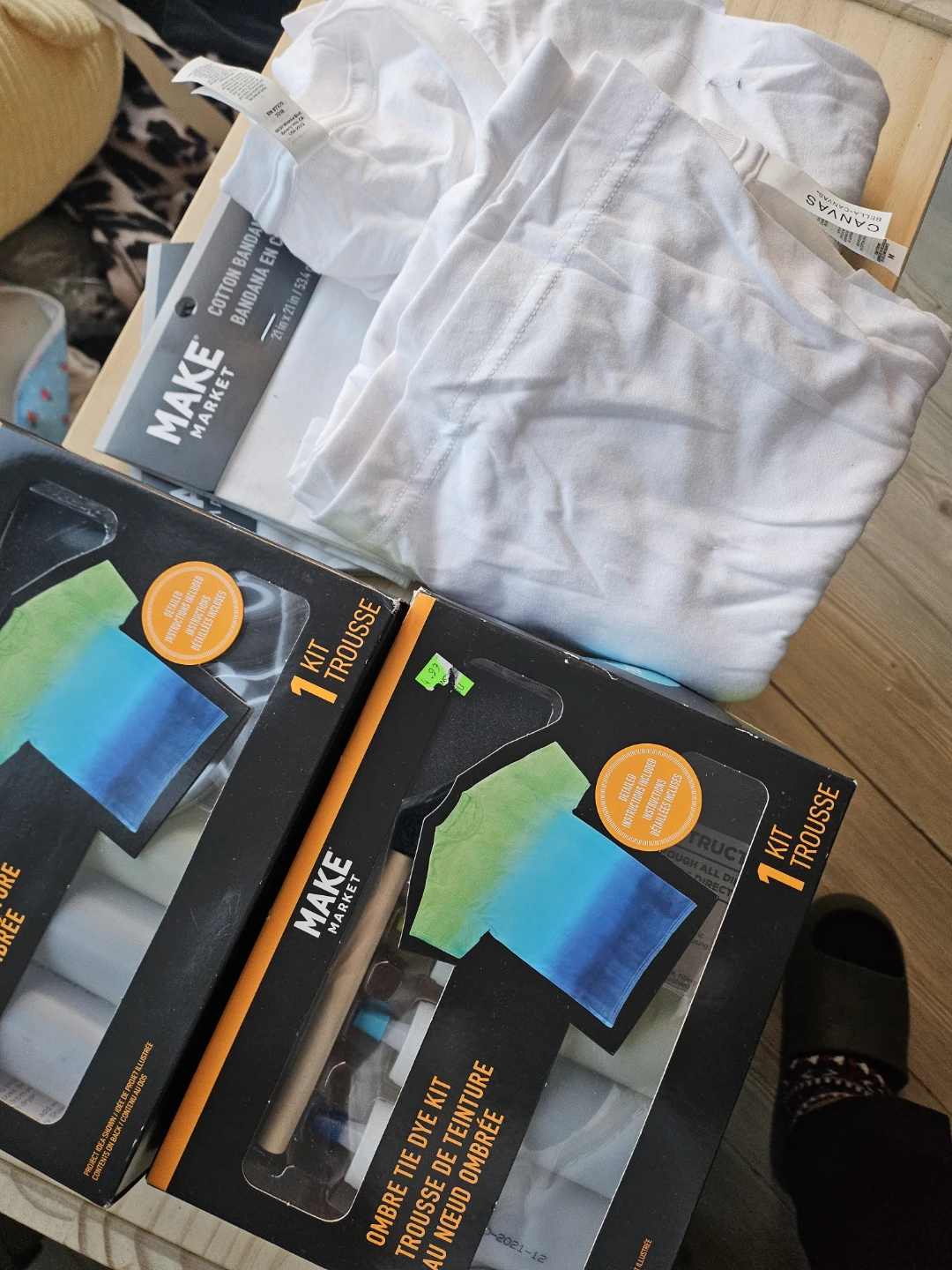 2 shirts + 2 bandanas + dye kits