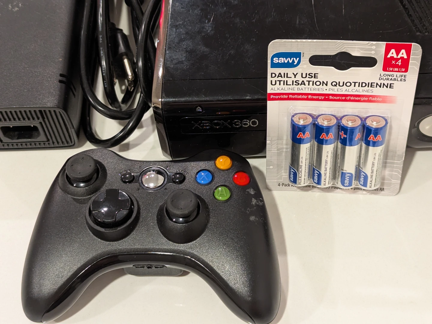 Xbox 360 with Wireless Controller, Power Supply, 4 AA batteries - photo 2