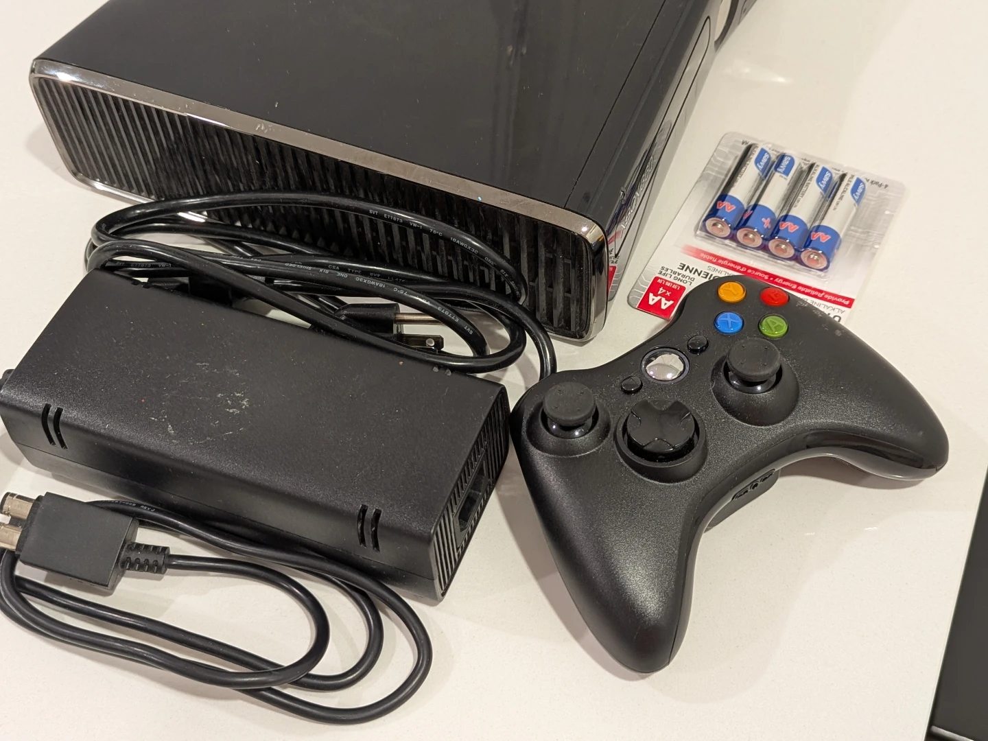 Xbox 360 with Wireless Controller, Power Supply, 4 AA batteries - photo 4