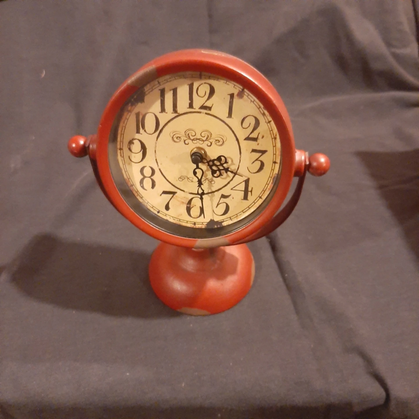 Red Vintage-Style Table Clock