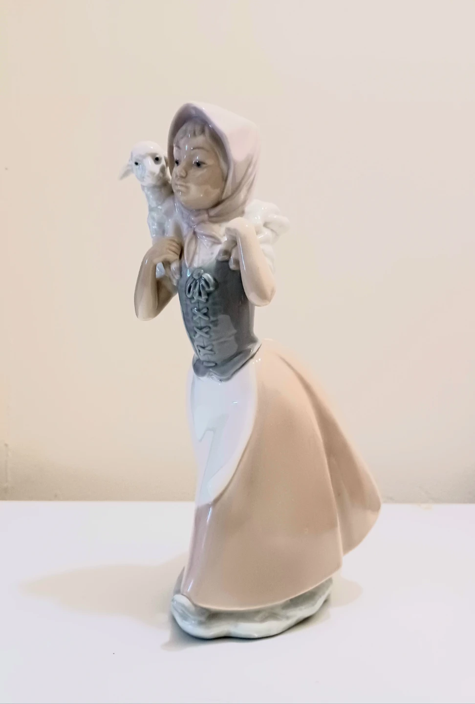 Lladro Nao Shepherdess with Lamb Figurine - photo 2