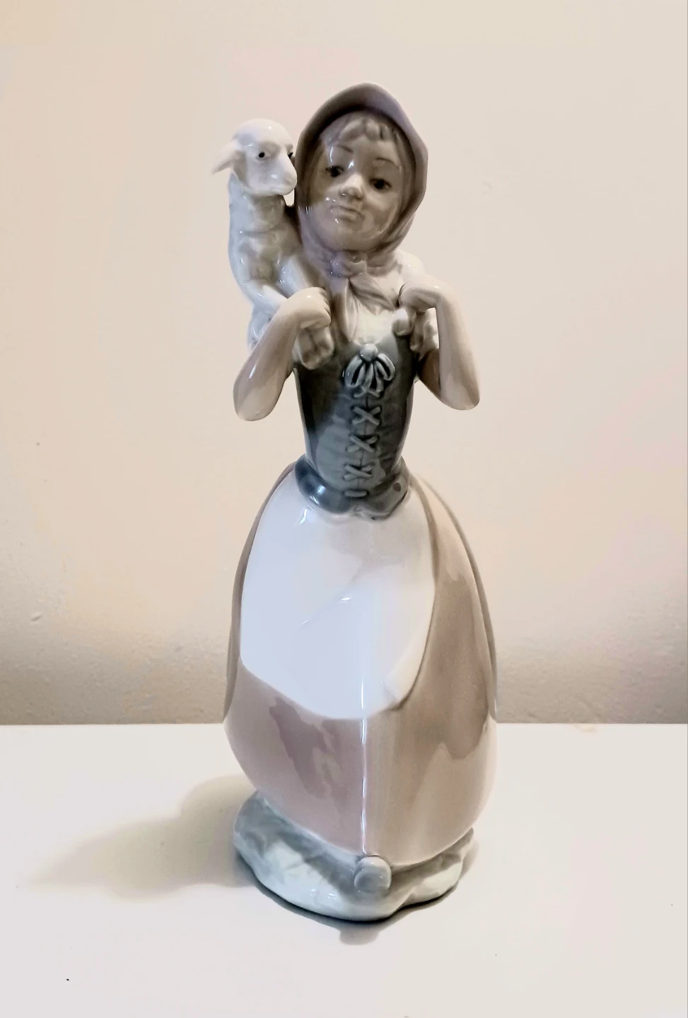 Lladro Nao Shepherdess with Lamb Figurine - photo 5