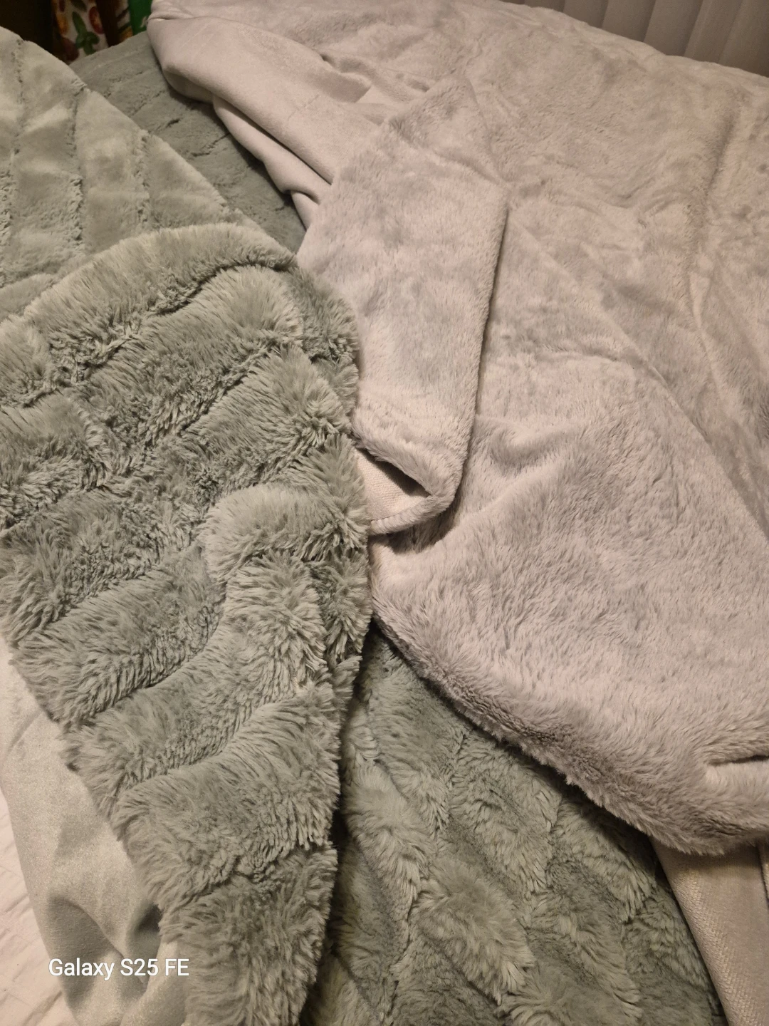 2x Cozy Throw Blankets