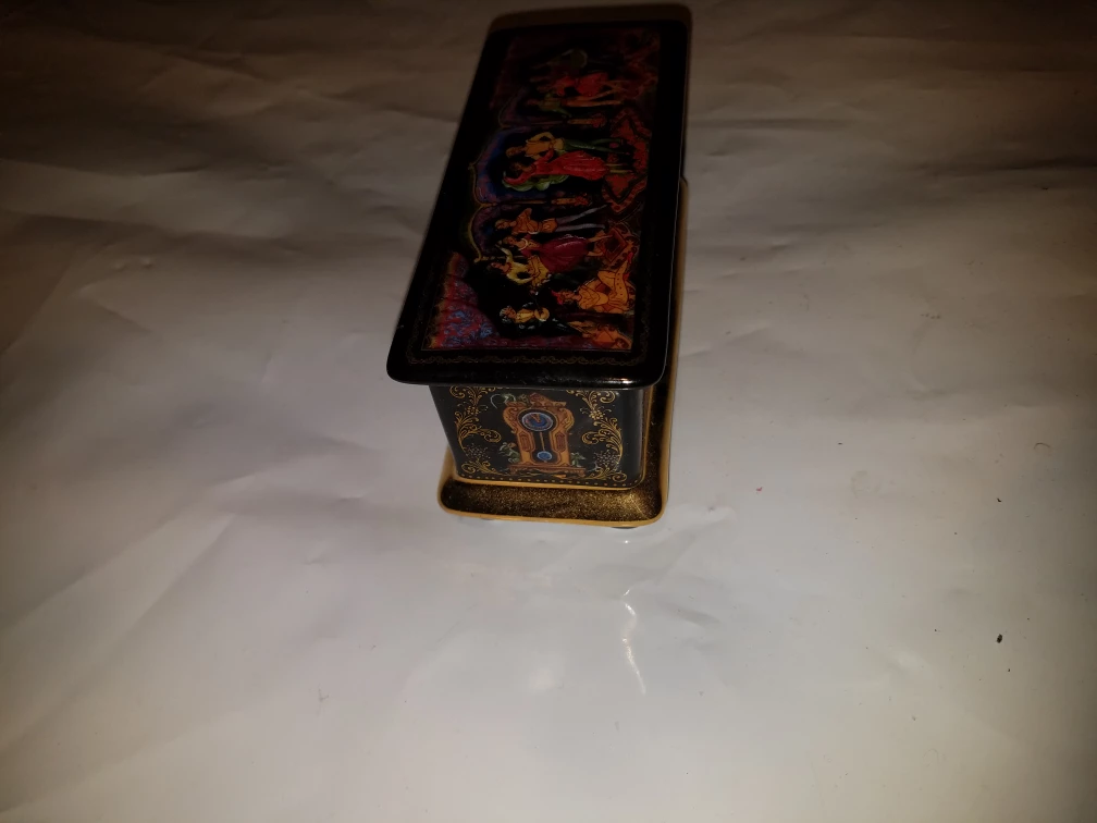 Ardleigh Elliott & Sons Russian Nutcracker porcelain music box.  - photo 3