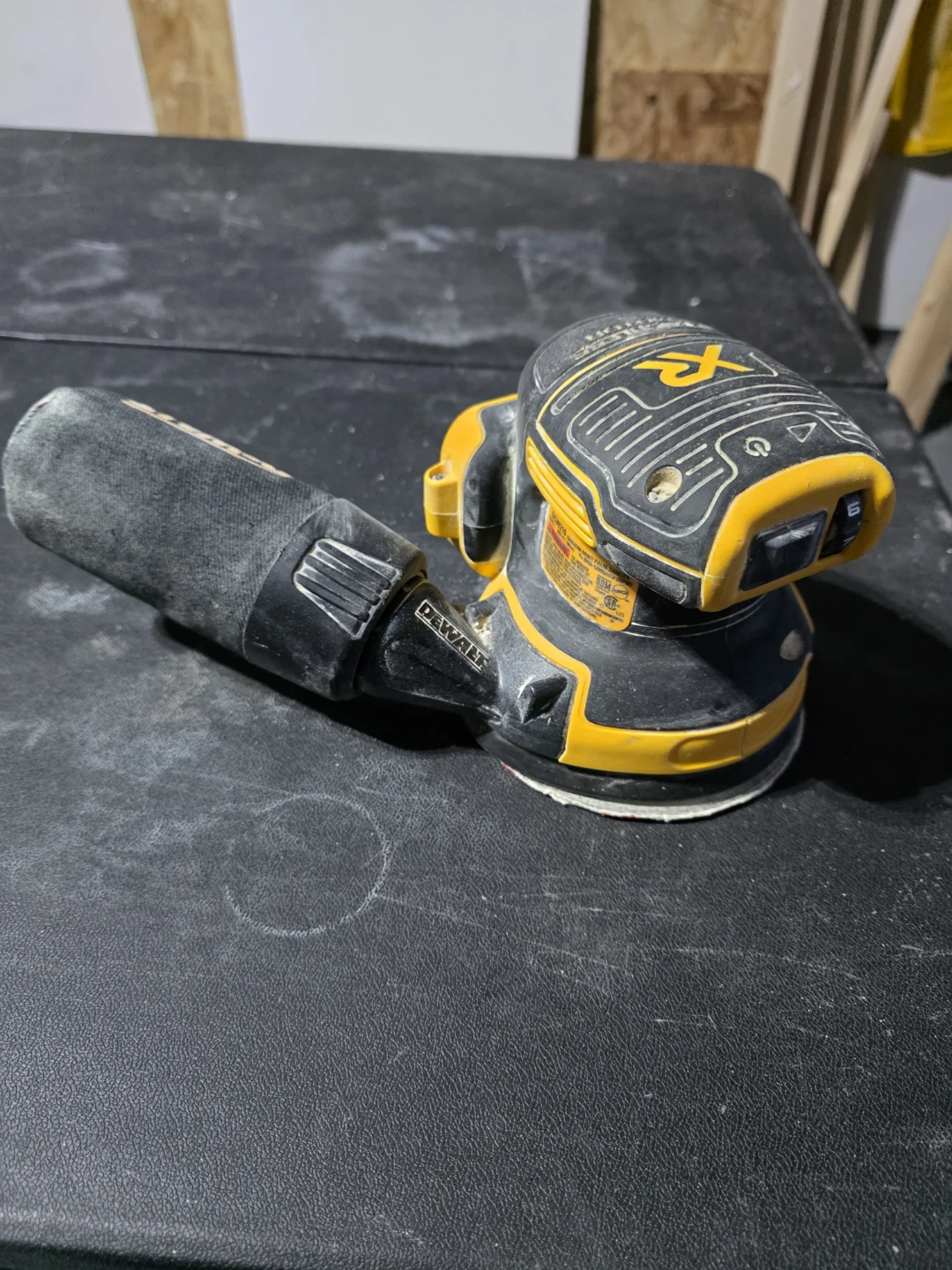 DeWalt DCW210 Random Orbit Palm Sander - photo 2