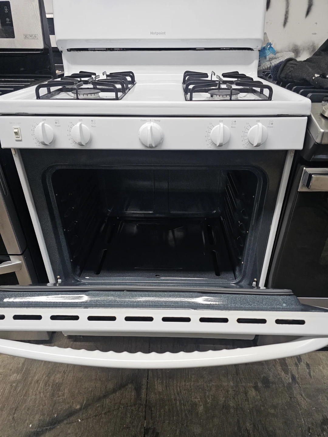 GE 30in white gas stove - photo 2