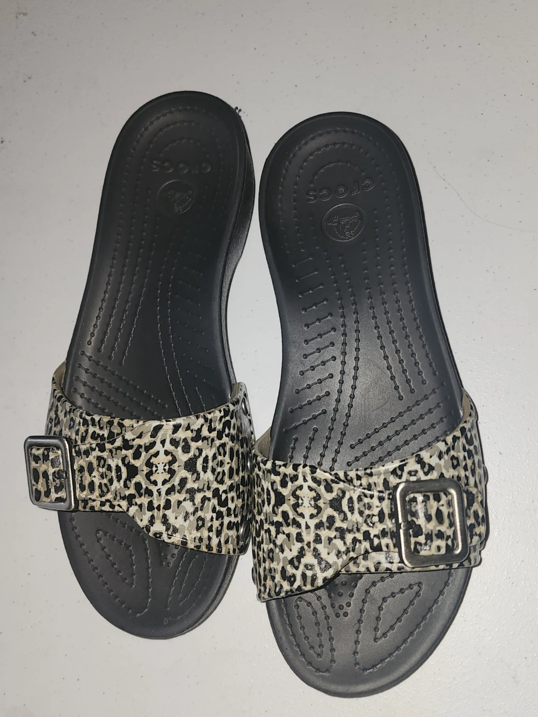 Discontinued Crocs Women's Leopard Print Slide Sandals Size 7 - photo 2
