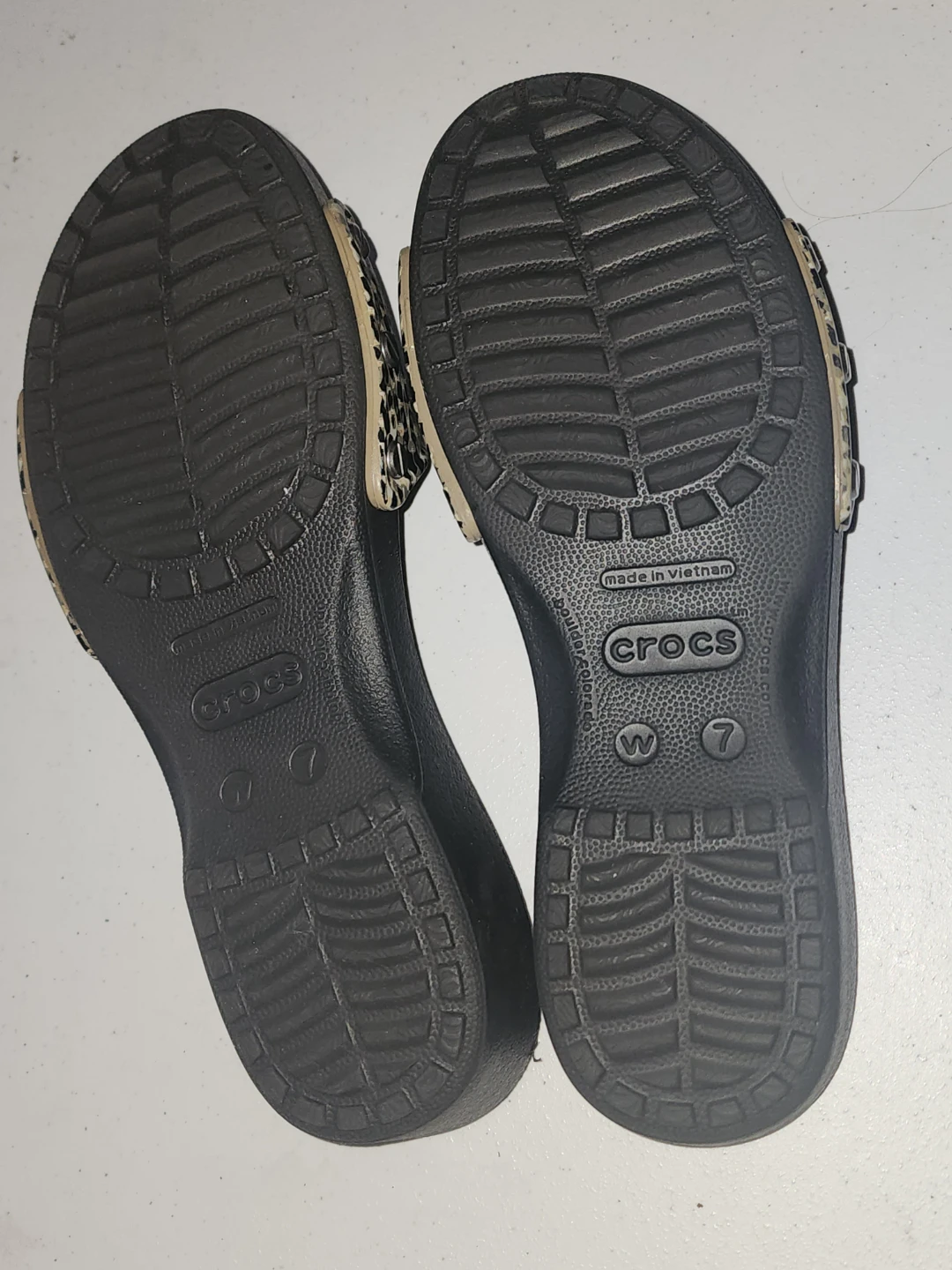 Discontinued Crocs Women's Leopard Print Slide Sandals Size 7 - photo 3