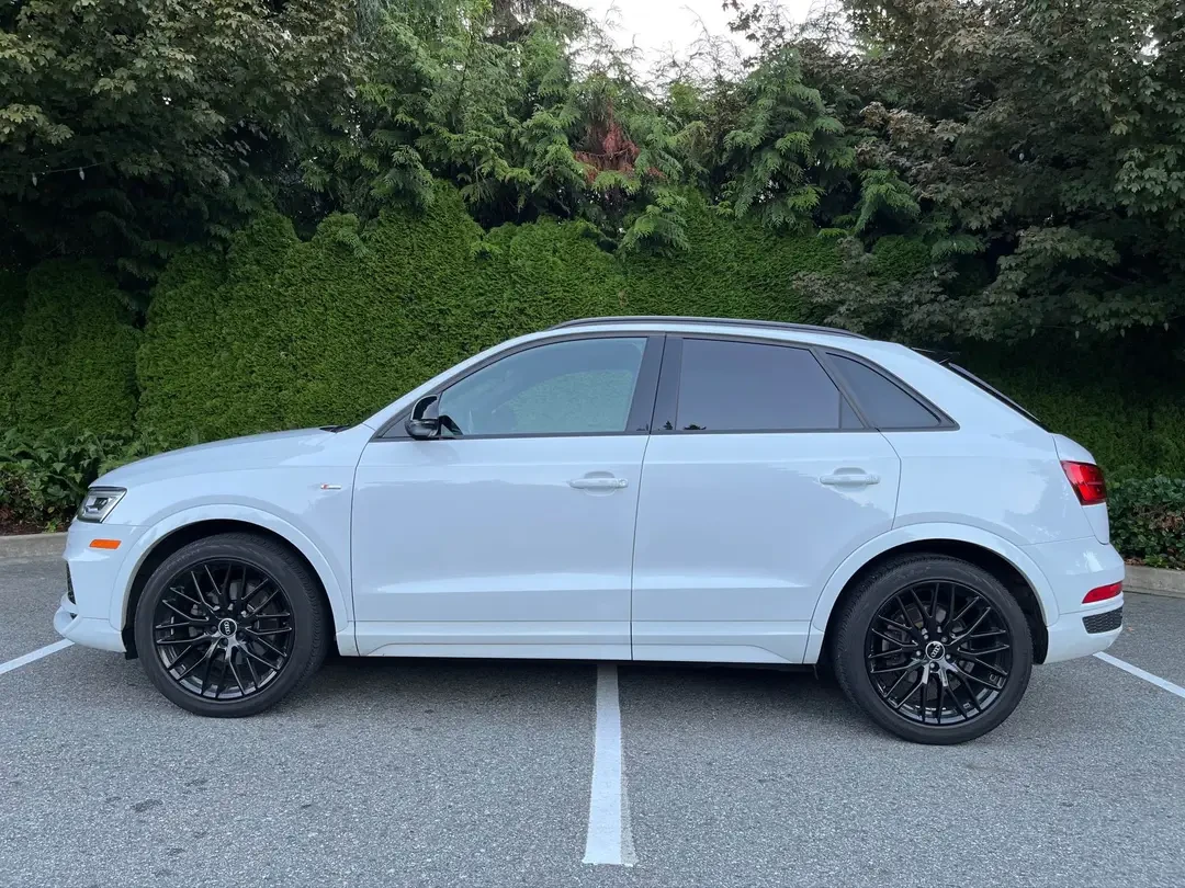 Audi Q3 White SUV - photo 3