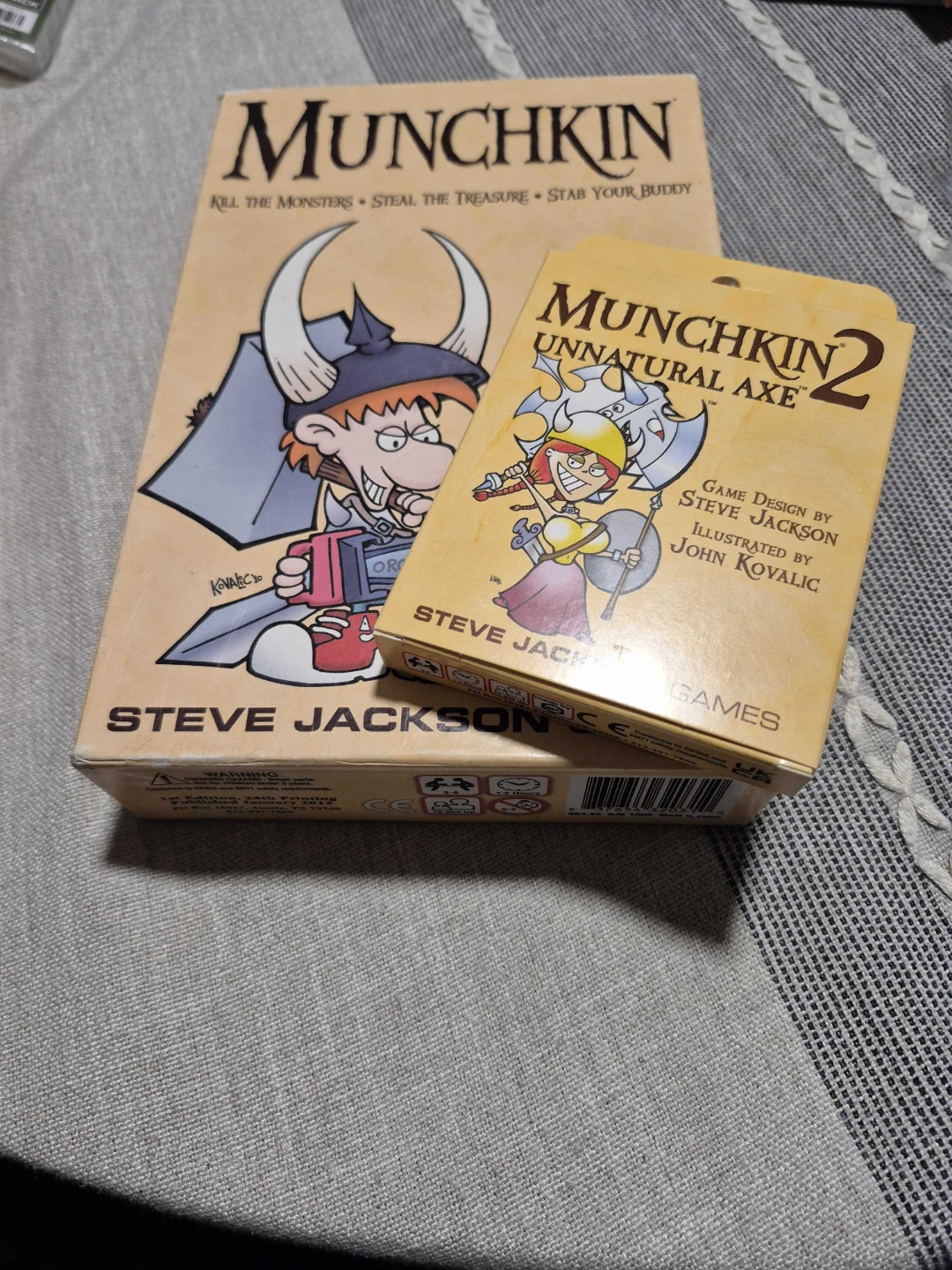 Munchkin original & Munchkin 2 Unnatural Axe Card Game