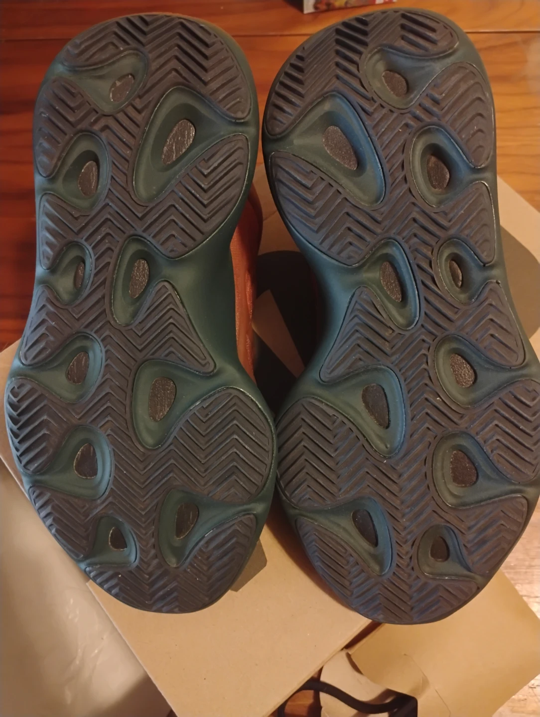 Yeezy 700 V3 Copper Fade 6.5 - photo 2