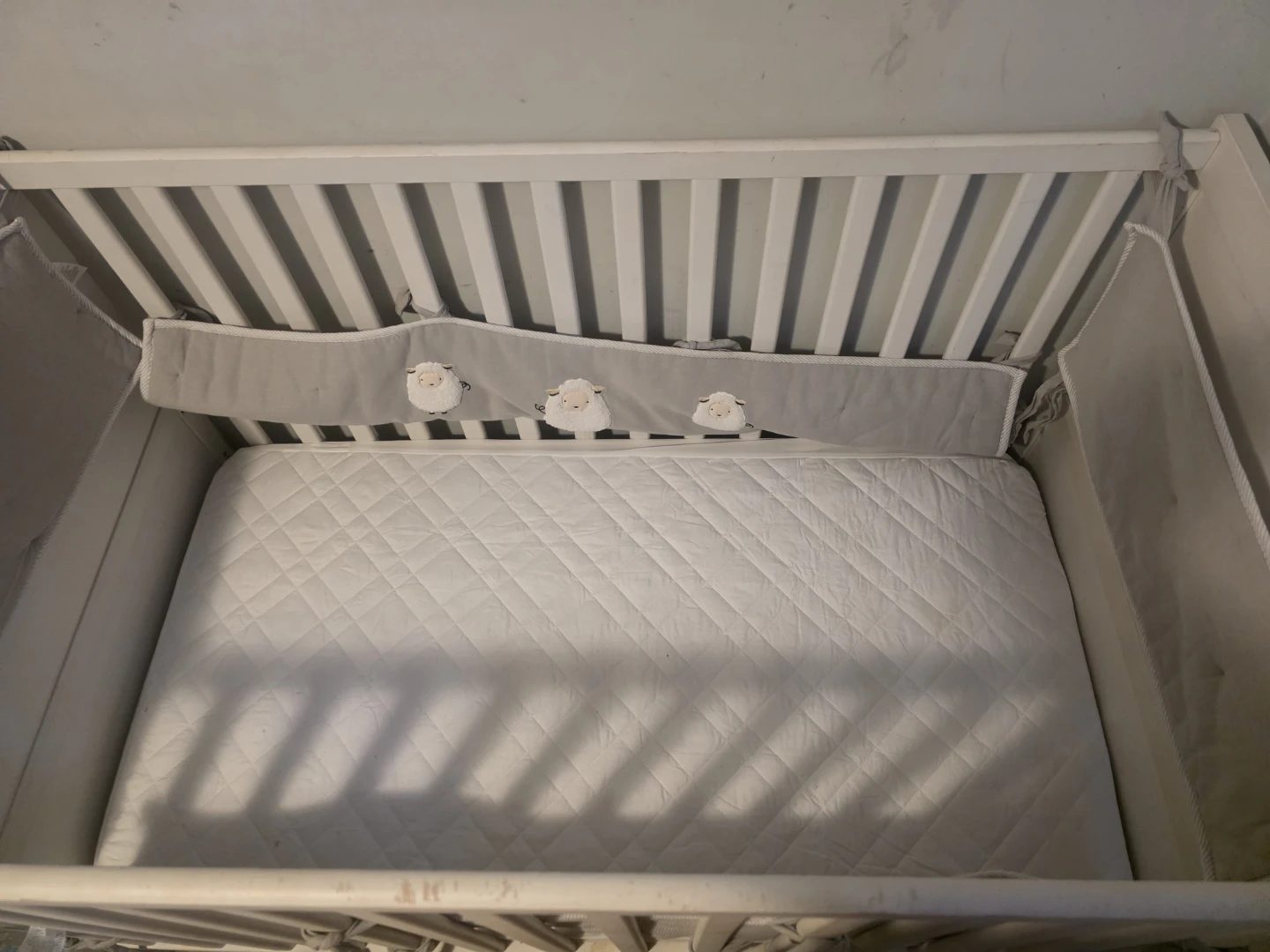 White Baby Crib with Sheep Bumper Pad - photo 3