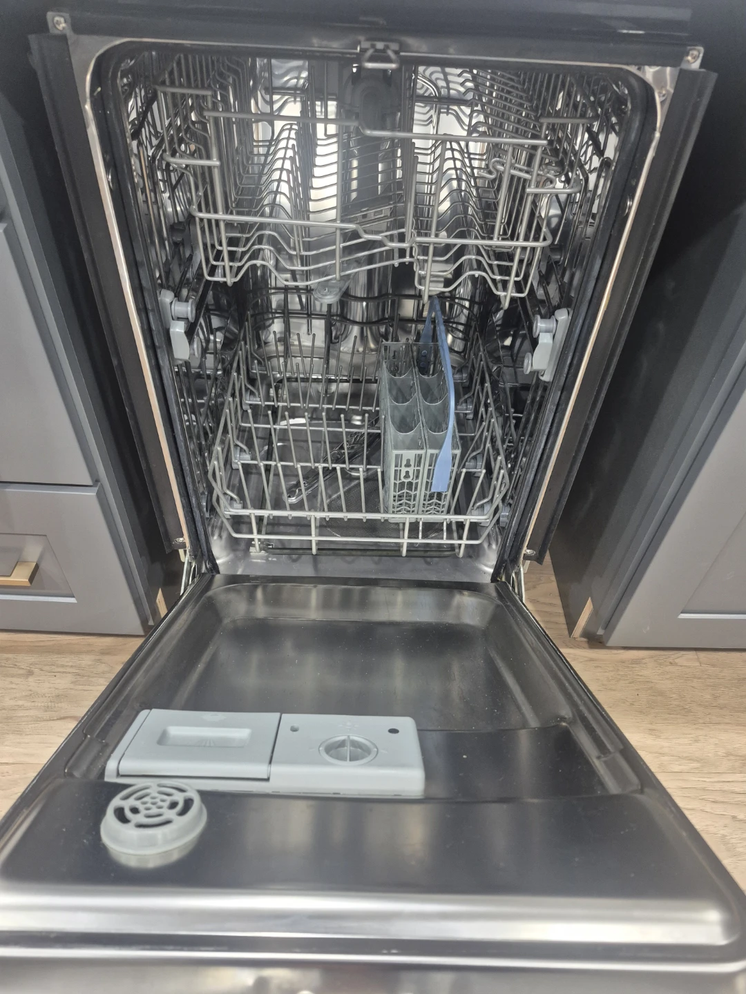 Whirlpool 18-inch Stainless Steel Dishwasher - photo 4