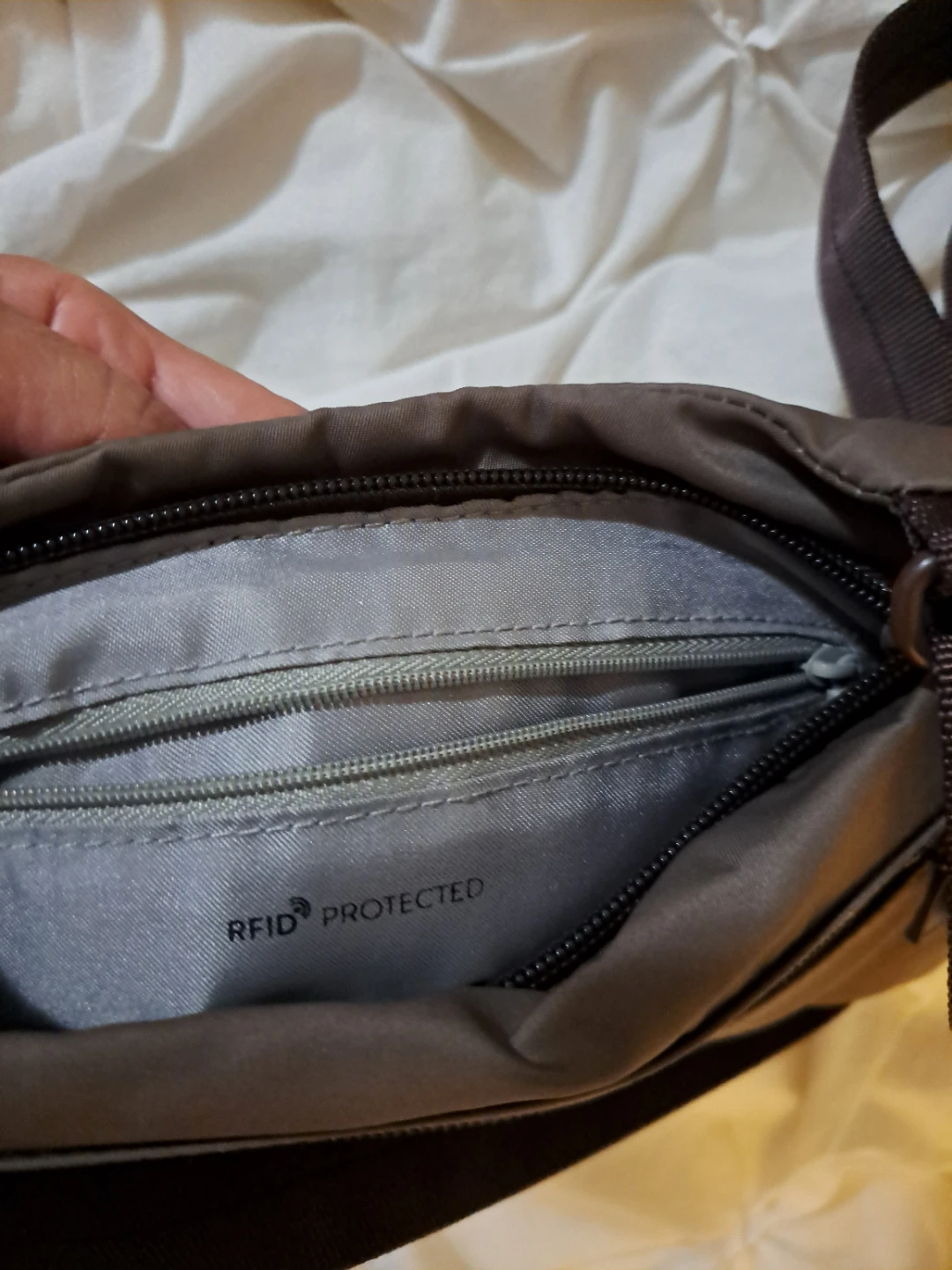 Hedgren Crossbody Bag - Great Condition! - photo 3