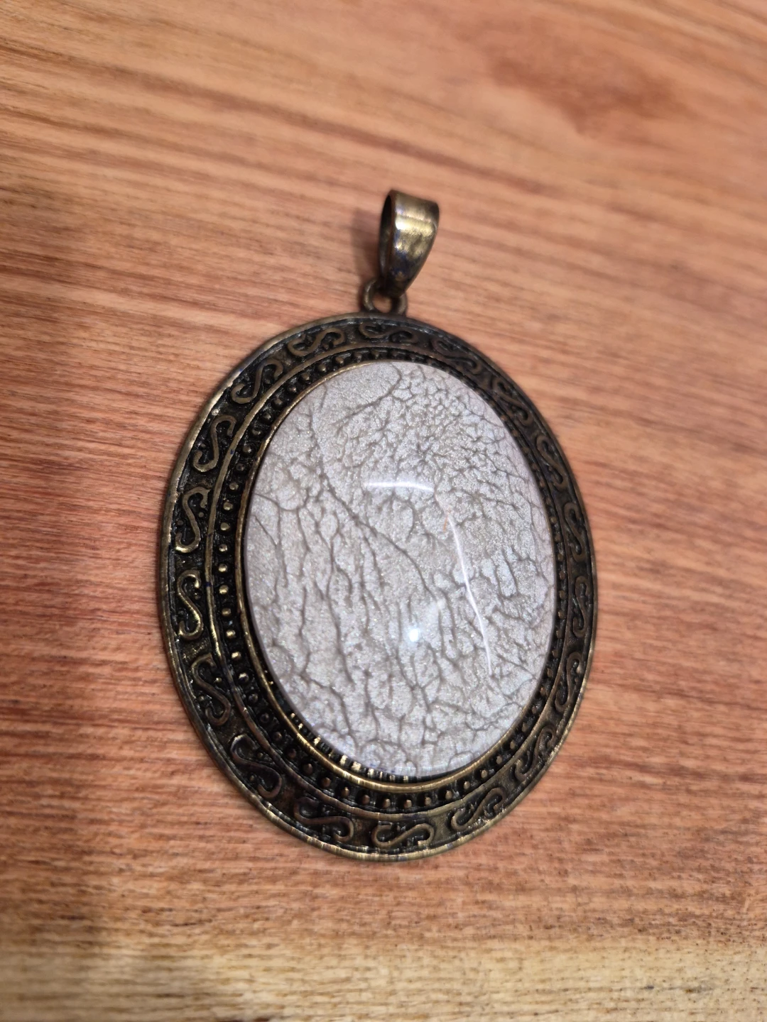Beautiful 2" Oval Pendant with Crackle-Patterned Stone Set in.. - photo 4