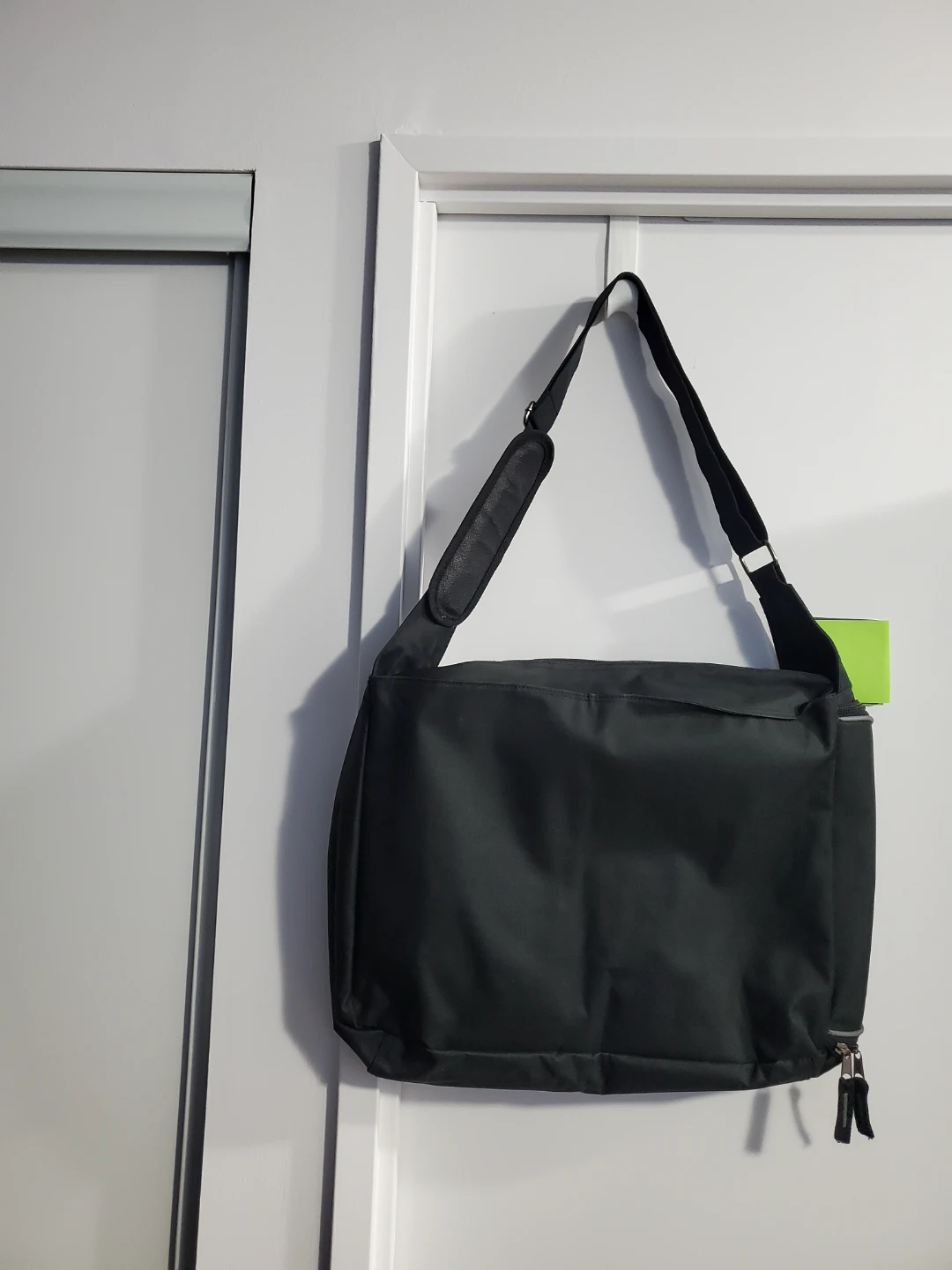 Black Messenger Bag 🥕[Thrifty Pick] - photo 2