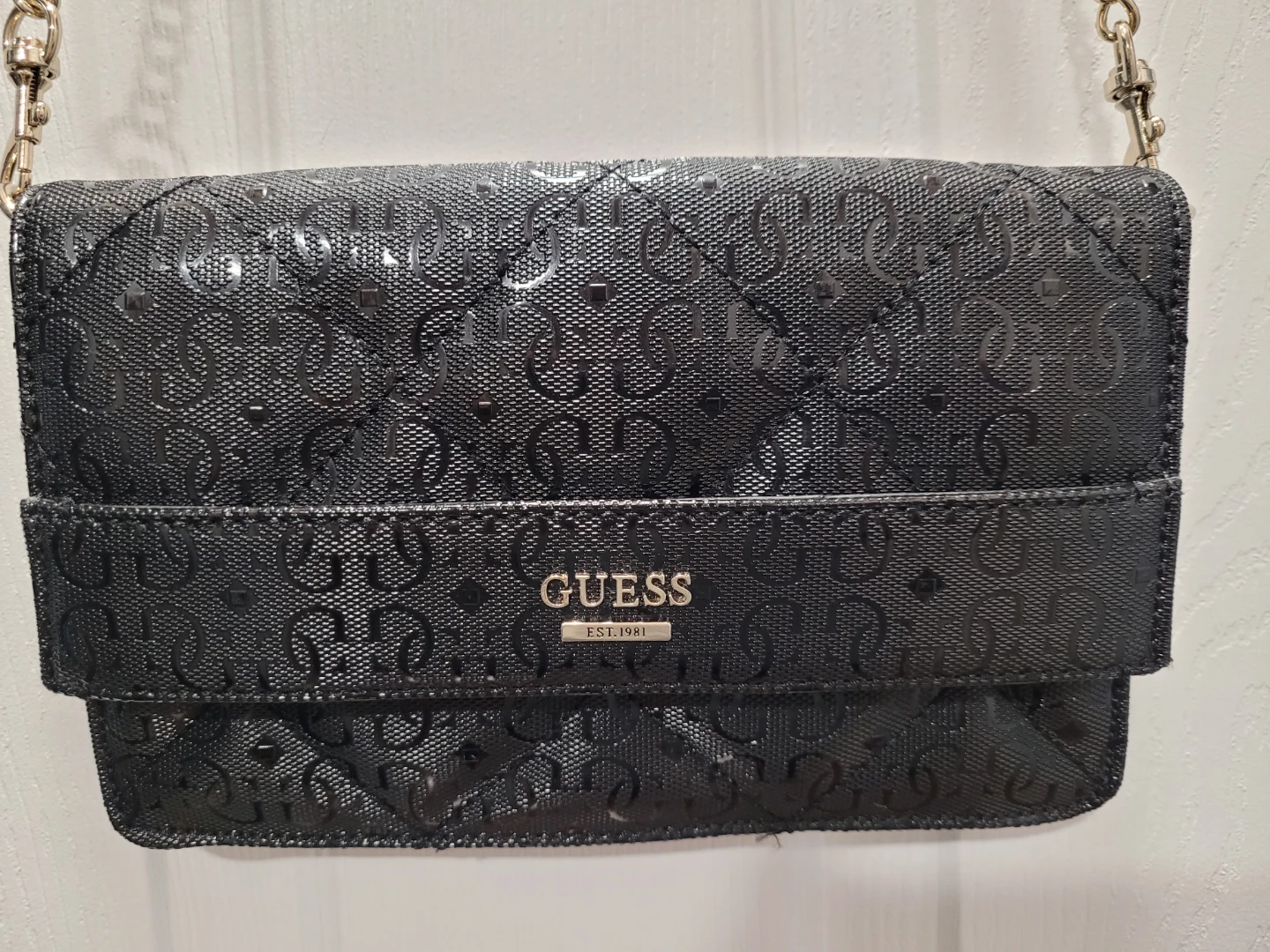 Guess Black Wallet on Chain