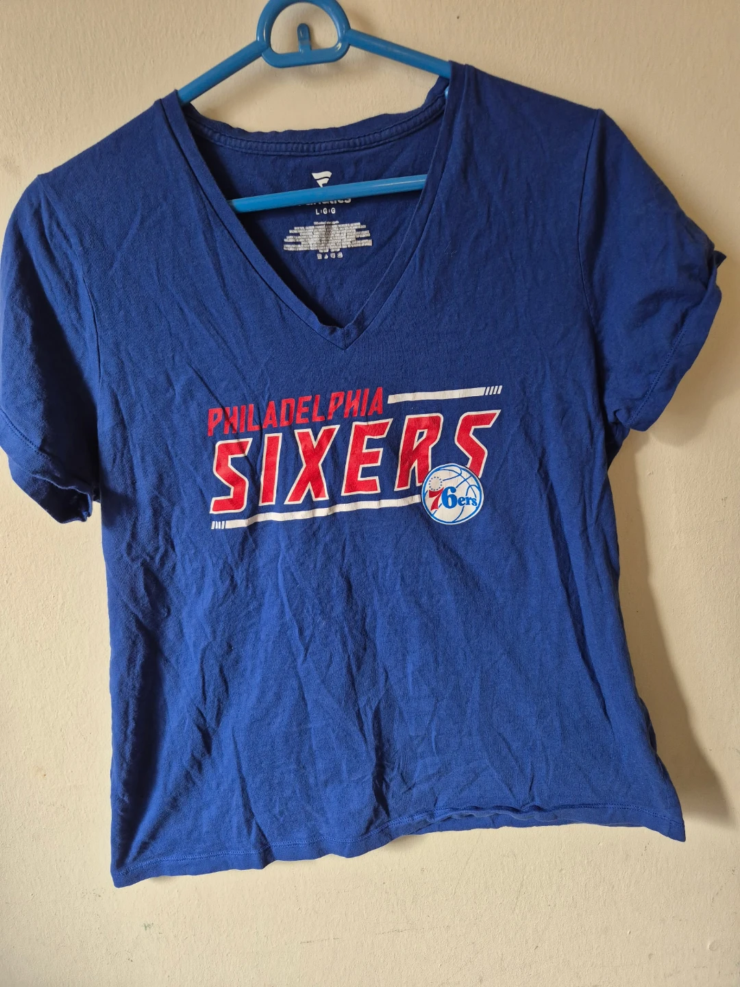 Fanatics Philadelphia 76ers V-Neck T-Shirt
